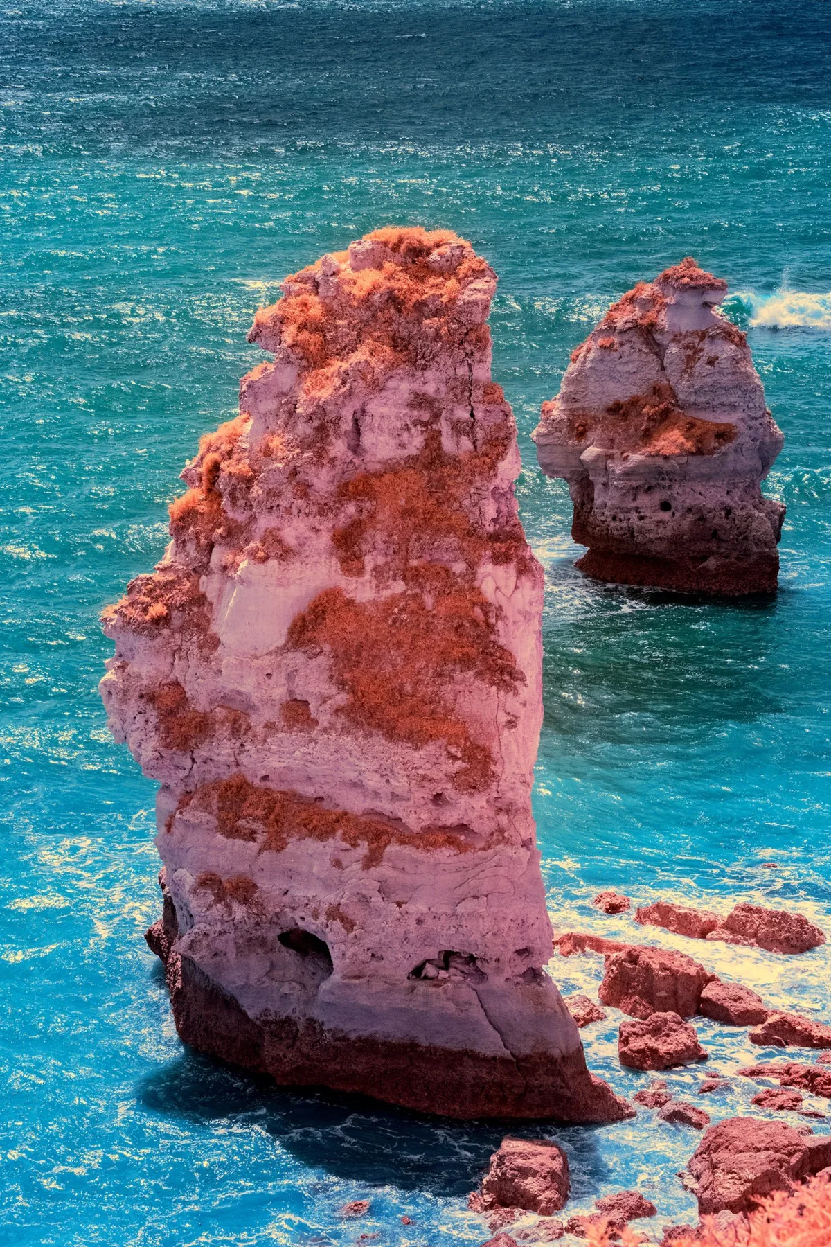 Deux hautes formations rocheuses dans la mer.
