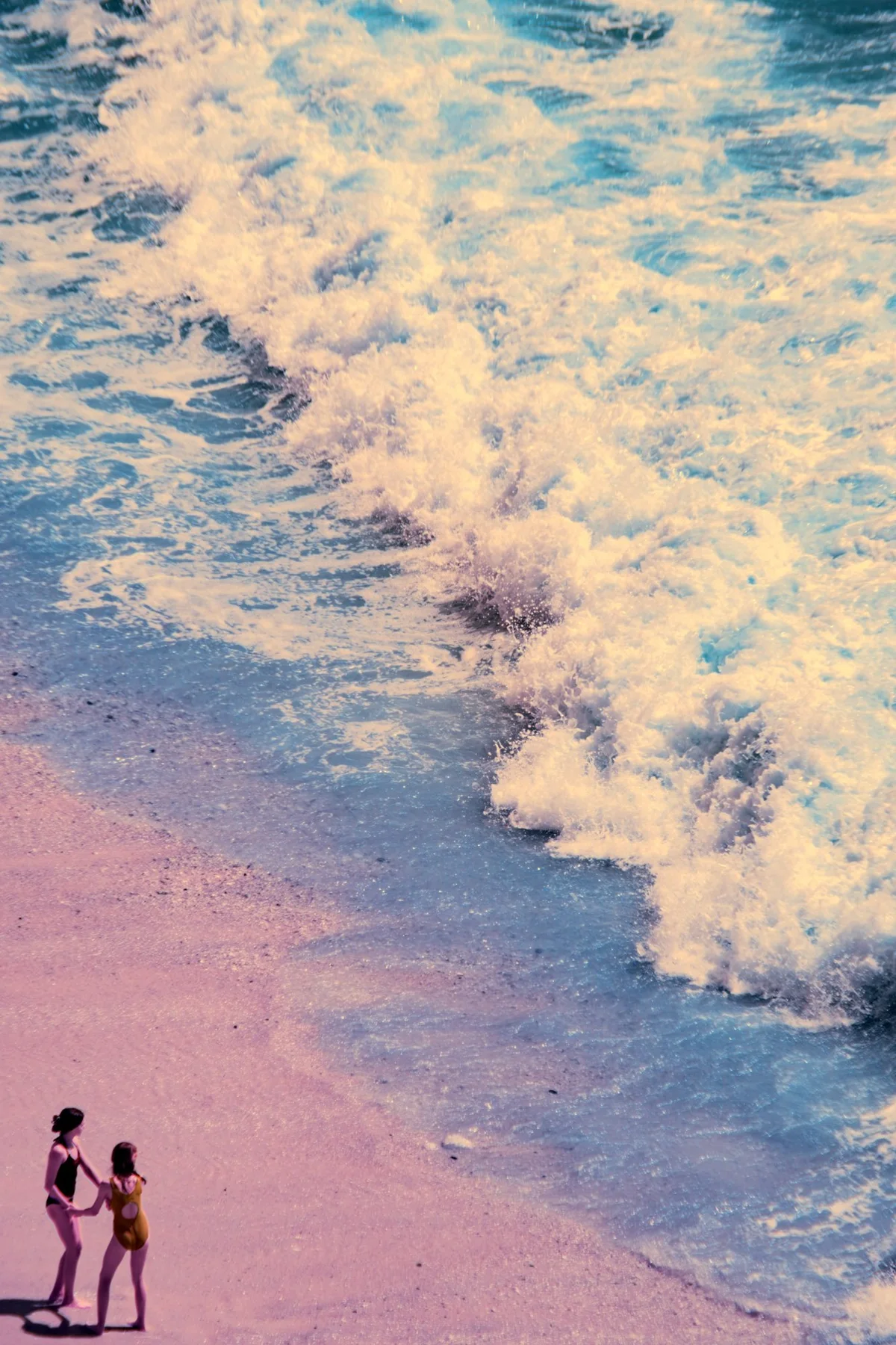 Deux personnes sur une plage, vues d&rsquo;en haut.