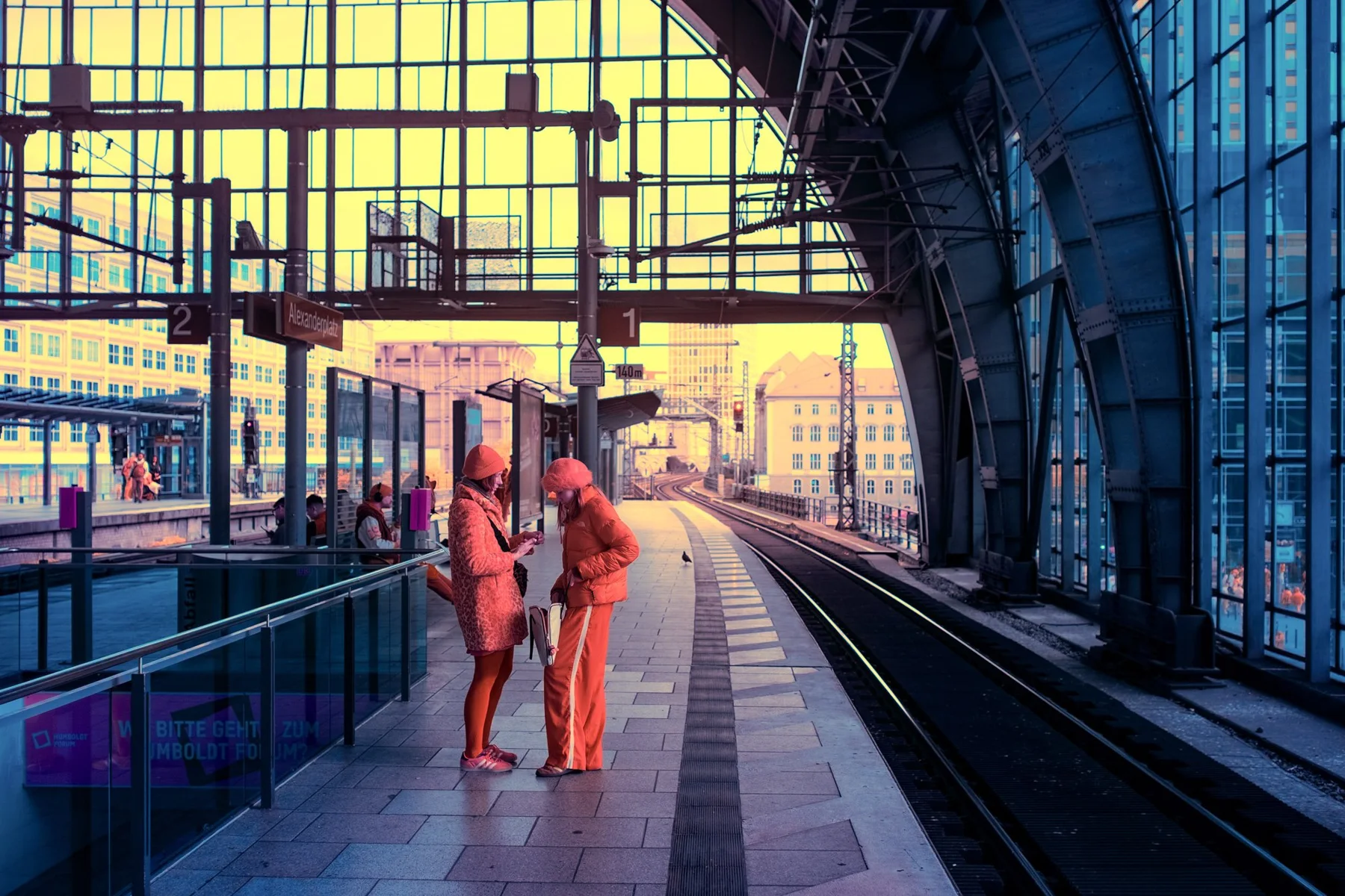Deux personnes sur un quai de gare.