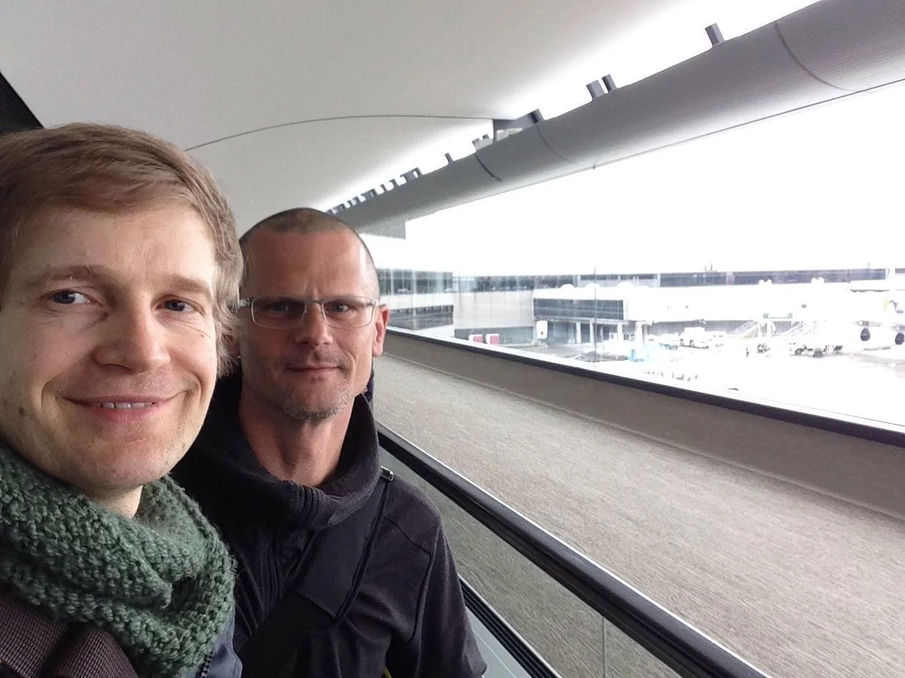 Deux voyageurs sur un quai de gare