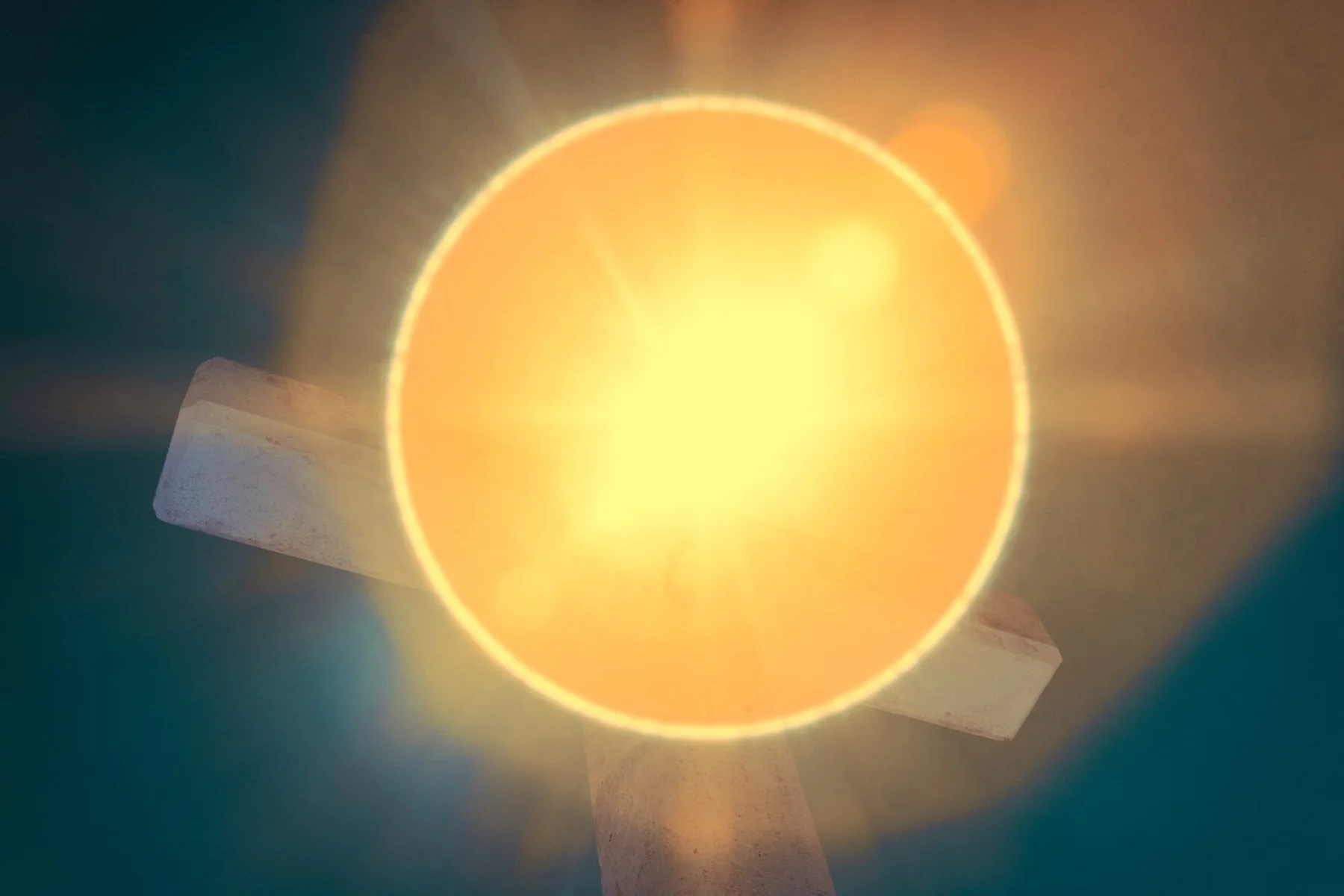 Goldener Lichtkreis mit strahlenf&ouml;rmigen Reflexen.