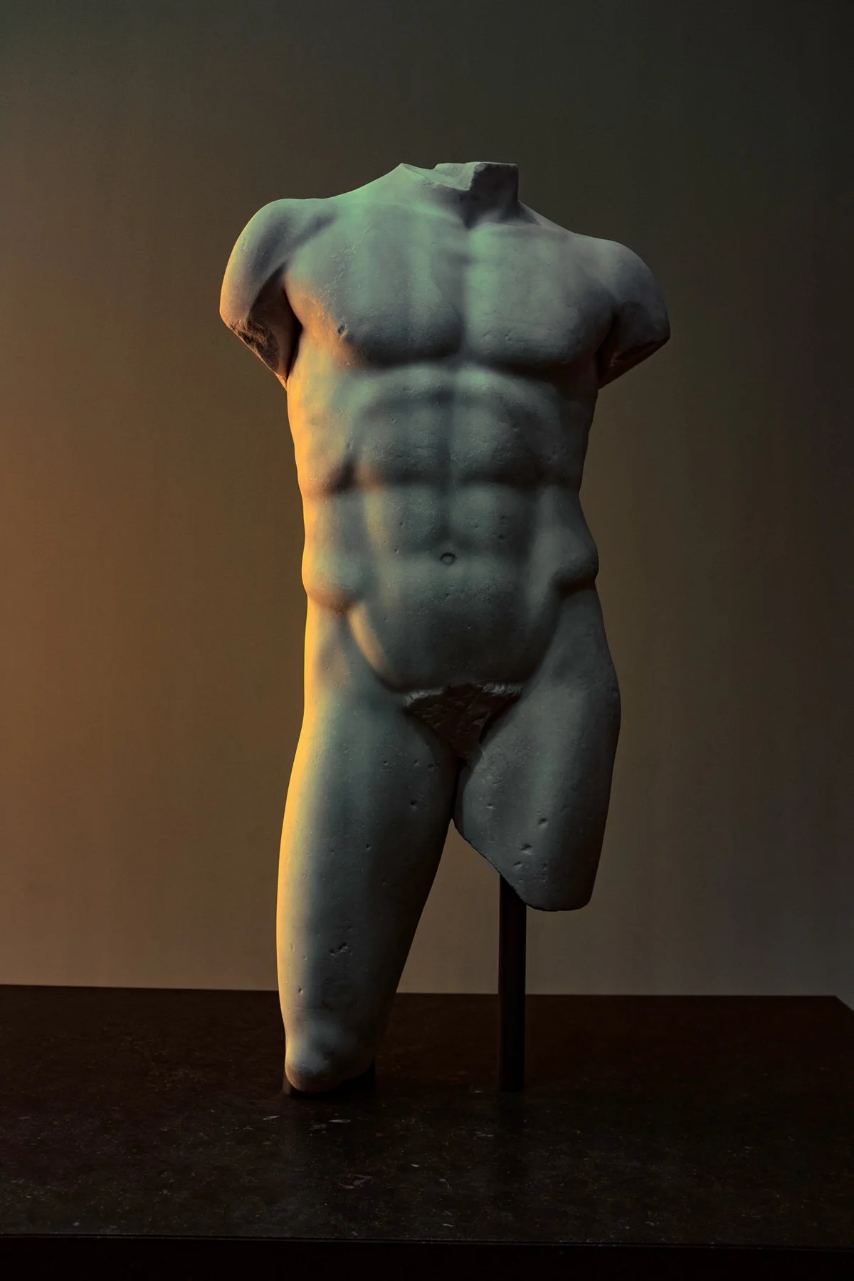 Antiker m&auml;nnlicher Torso auf einem Sockel.
