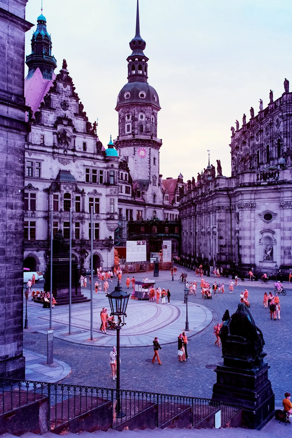 Historischer Platz in Dresden in verfremdeten Infrarotfarben.