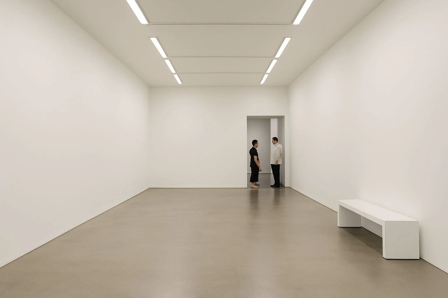 Minimalistischer, leerer Galerieraum mit zwei Personen im Gespr&auml;ch &ndash; ein ruhiger Ort zur Betrachtung zeitgen&ouml;ssischer Fotokunst von Andr&eacute; Wagner.