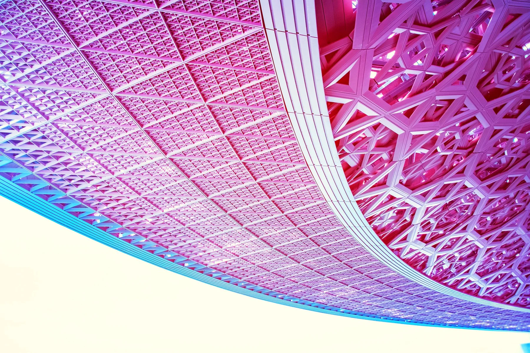 Detail einer geschwungenen geometrischen Dachkonstruktion.