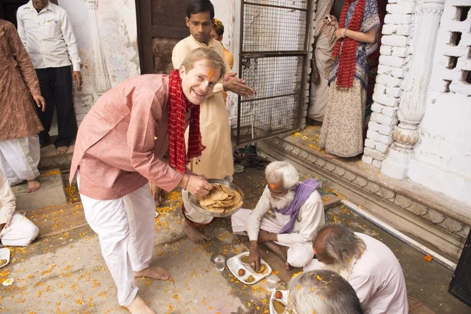 En 2014, après avoir photographié Holi pendant 14 jours, j’ai organisé une fête de Holi dans un cadre familial, chez mon assistant indien, pour 50 veuves et 50 sadhus. Il y avait beaucoup de nourriture végétarienne et de musique kirtan.