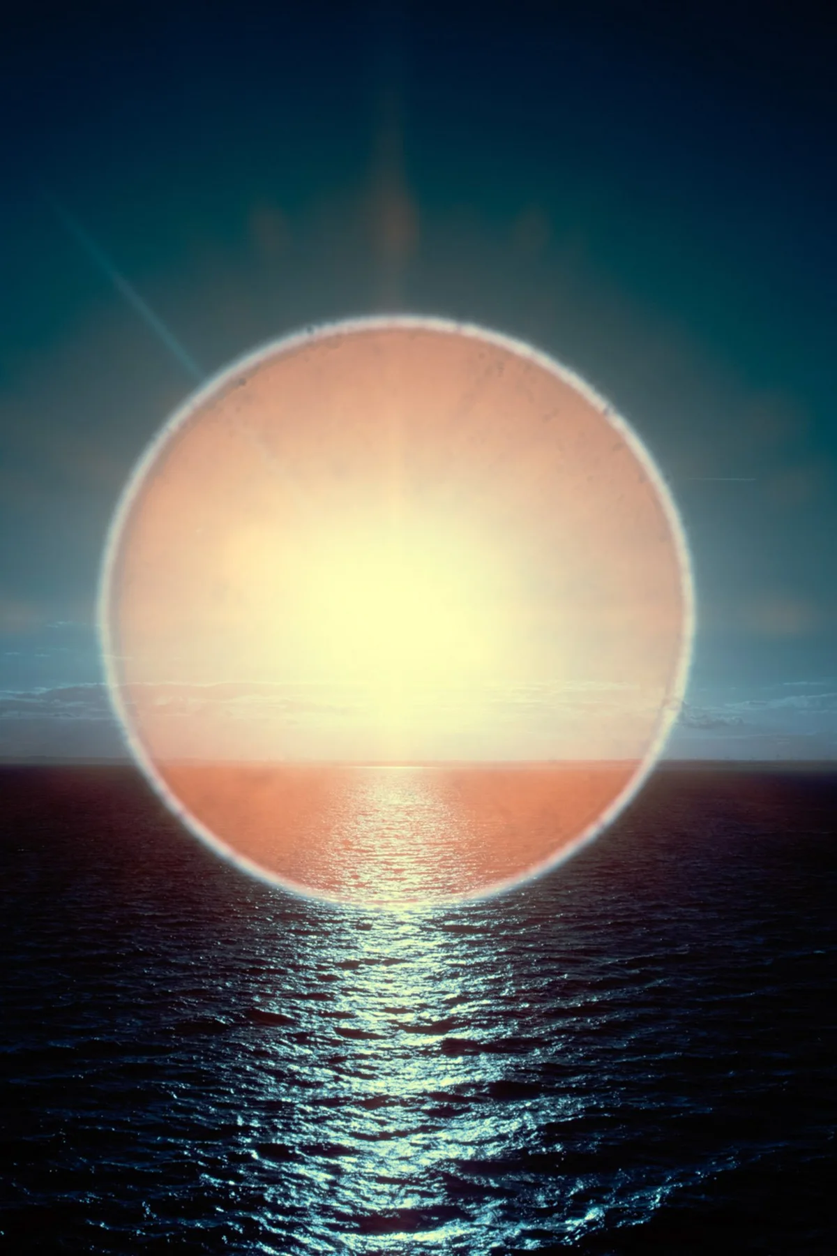 Leuchtender Kreis &uuml;ber dem Meer und einer Lichtspiegelung.
