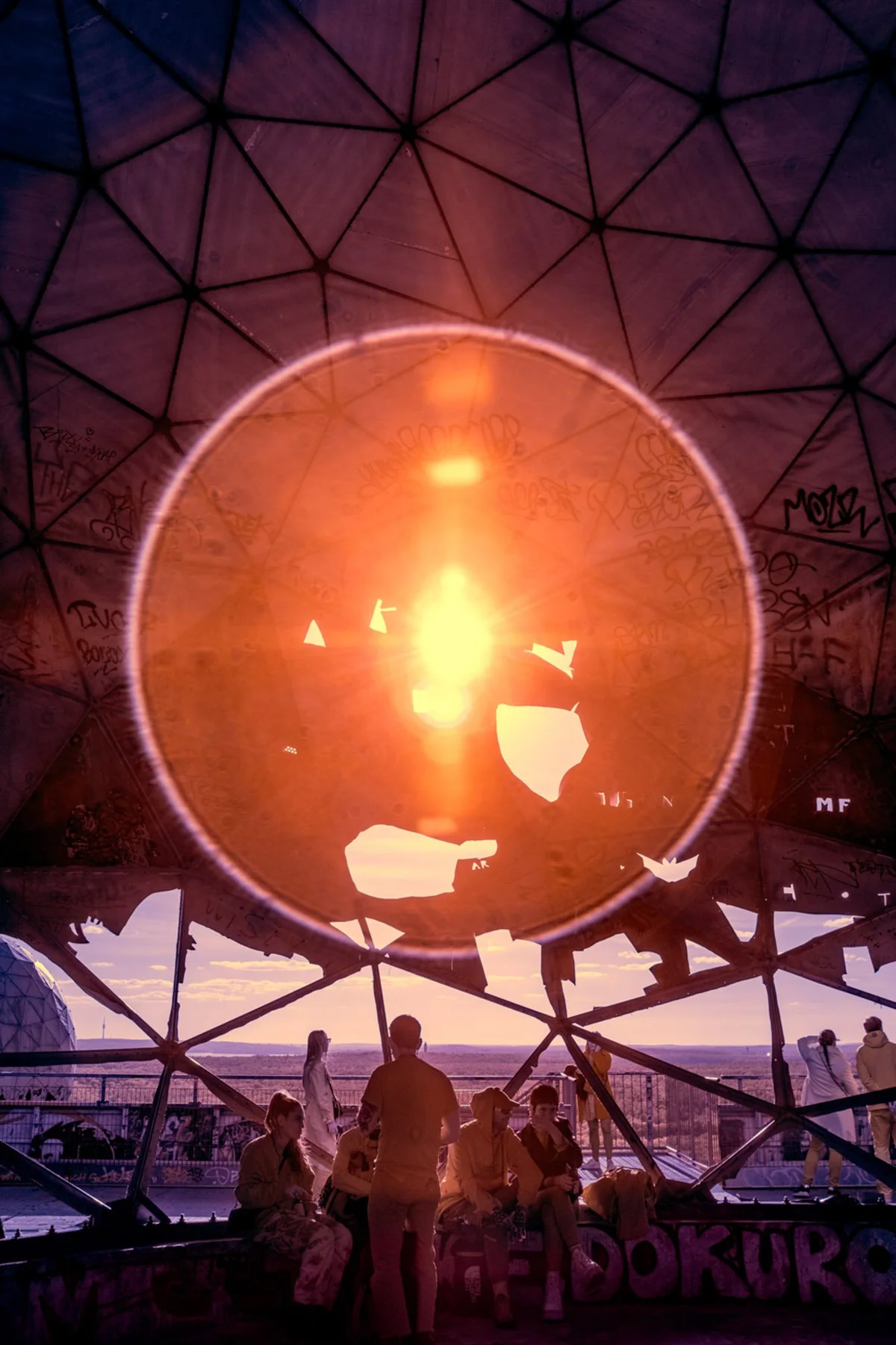 Goldener Lichtkreis unter einer geometrischen Dachkonstruktion.