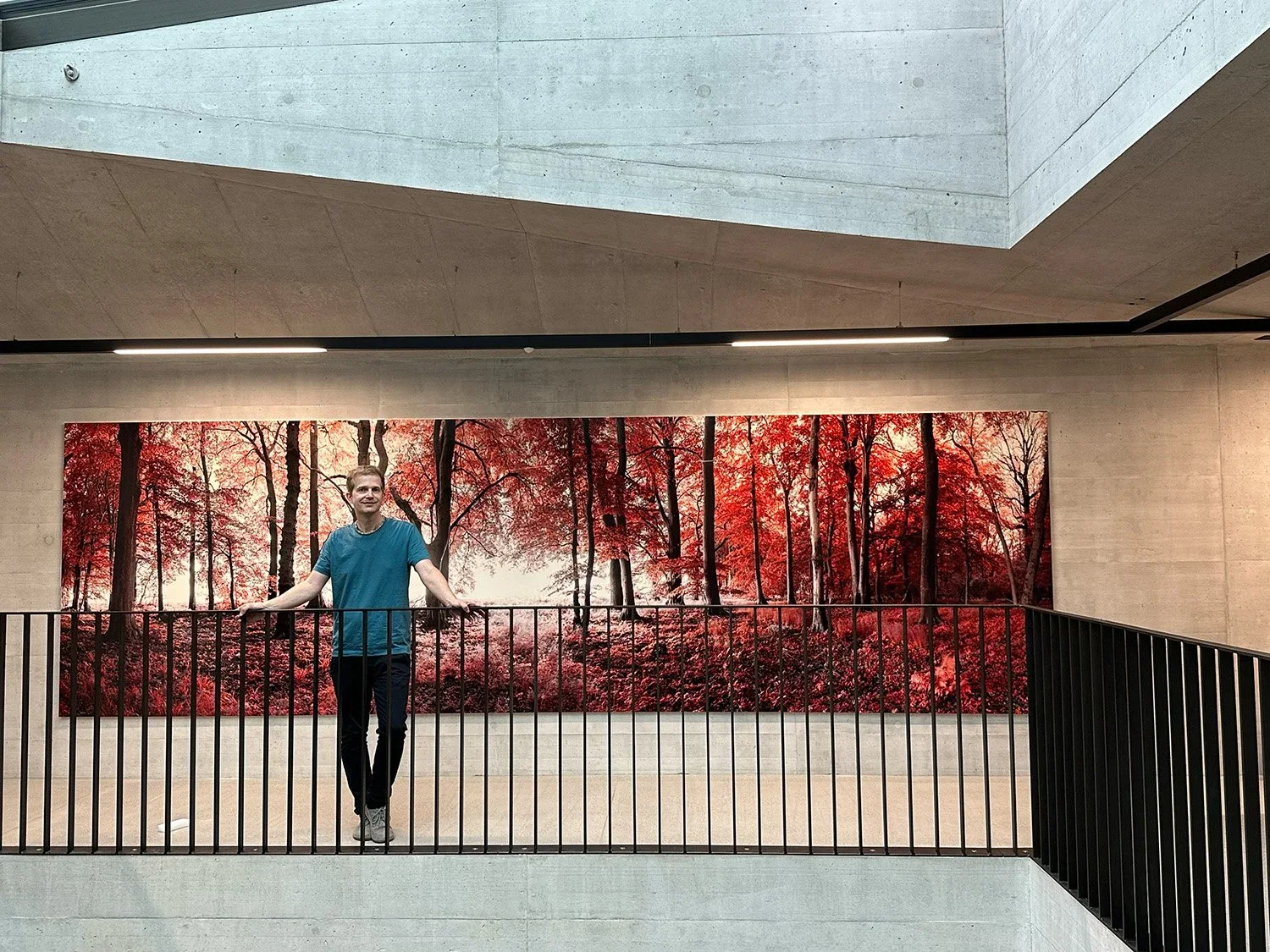 André Wagner vor seiner Kunst-am-Bau-Installation Zauberwald in Zürich