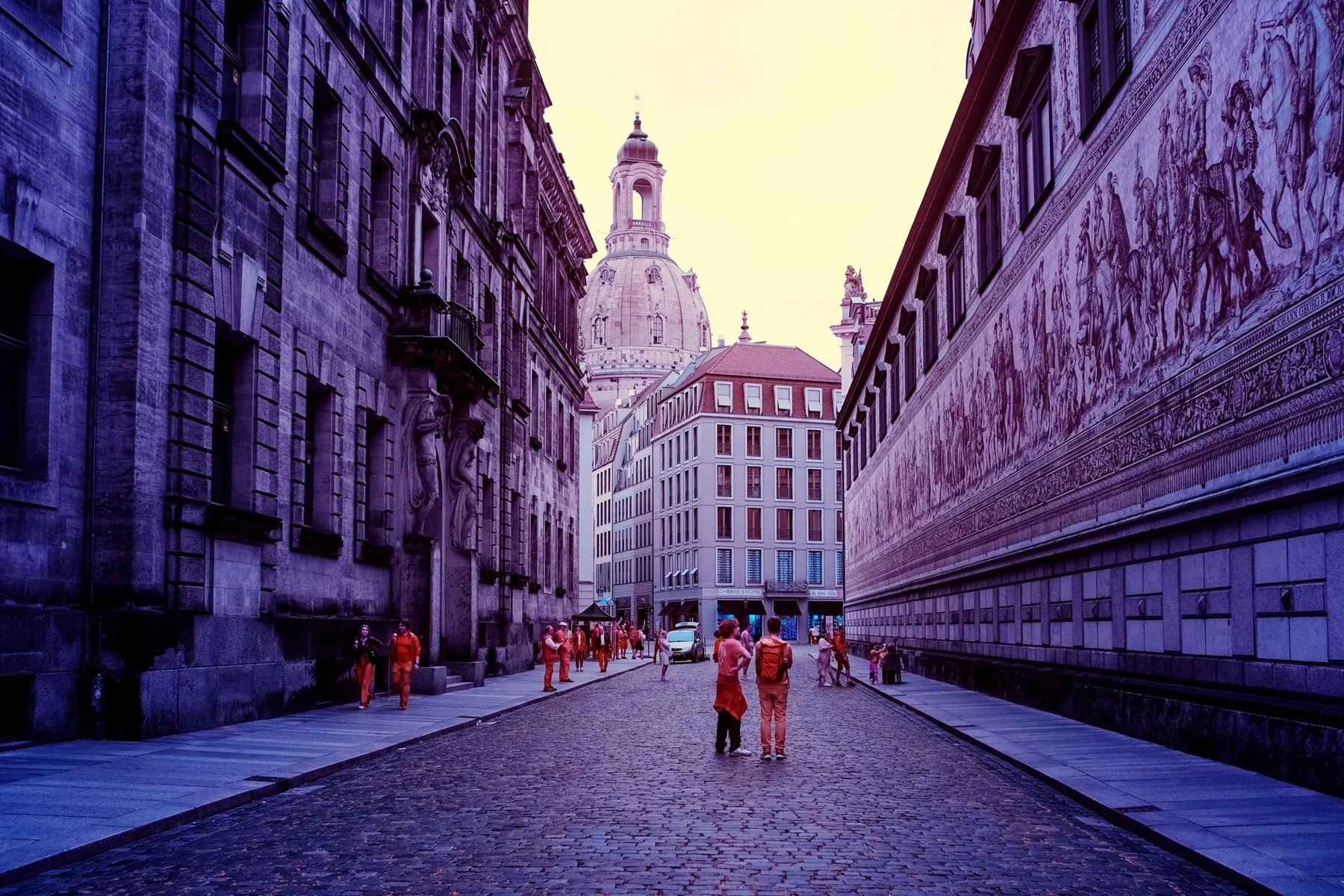 Historische Stra&szlig;e mit einer Kuppel im Hintergrund.