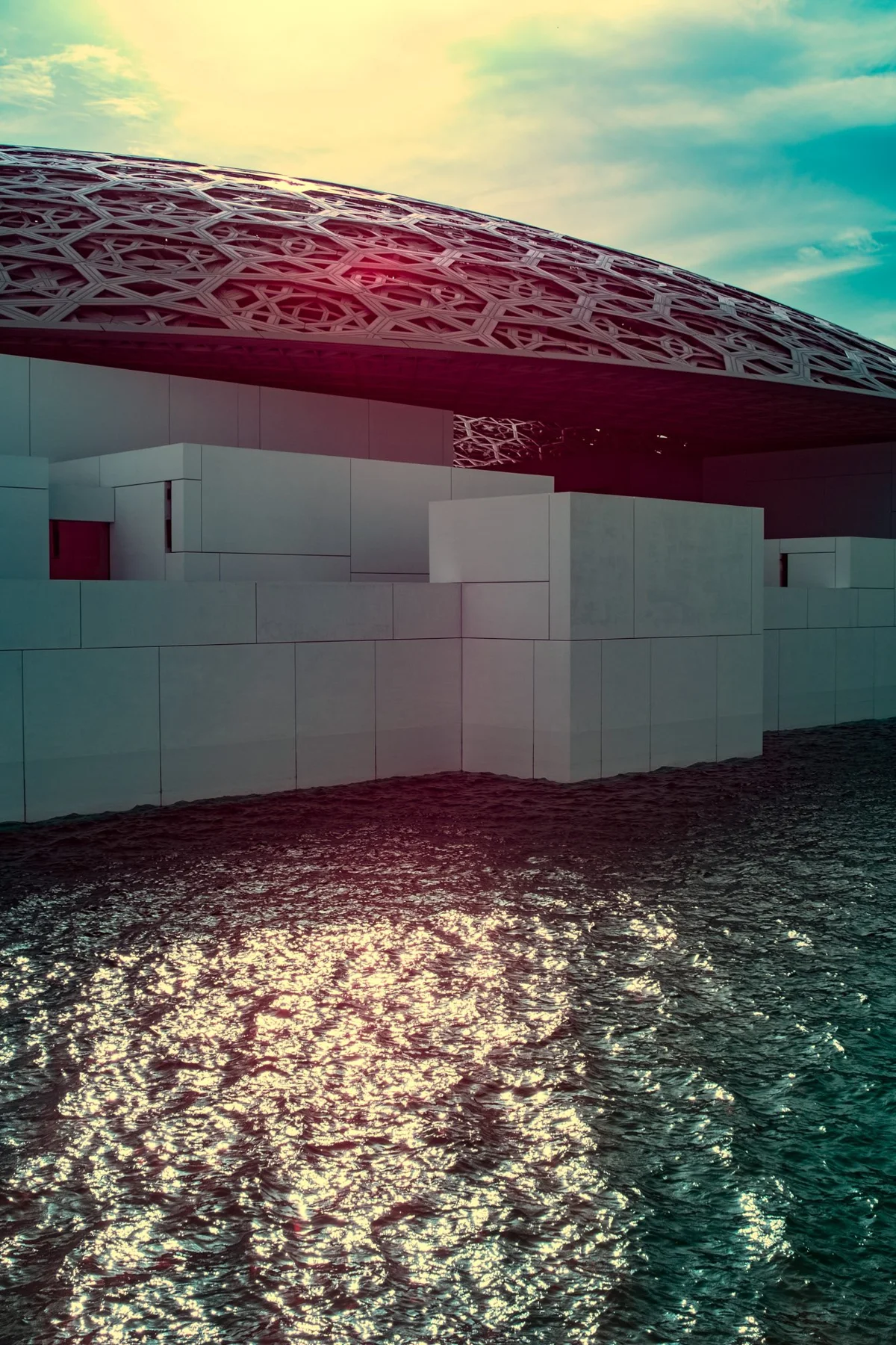 Museumsfassade &uuml;ber einer glitzernden Wasseroberfl&auml;che.