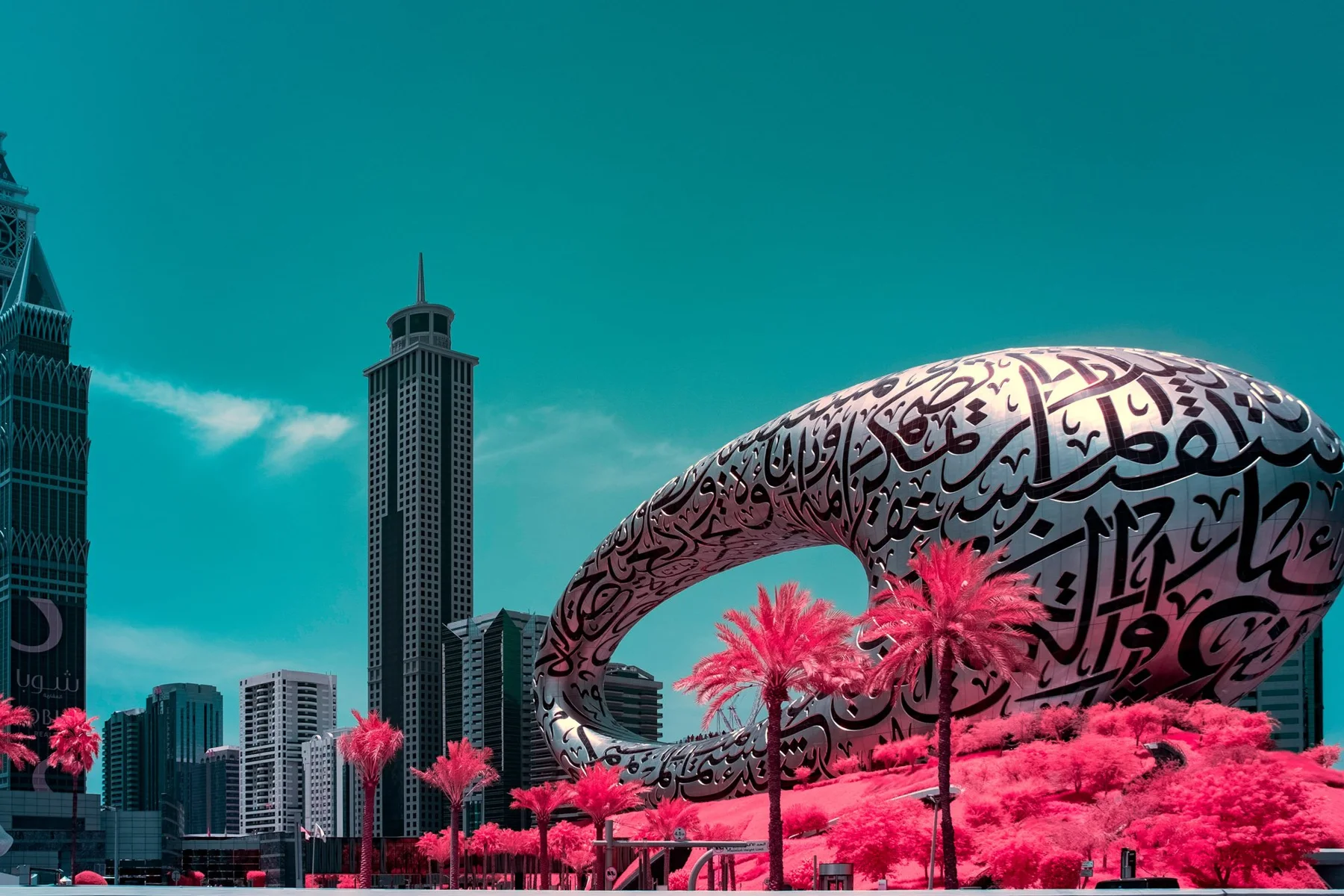 Museum of the Future in Dubai mit pinkfarbener Vegetation.