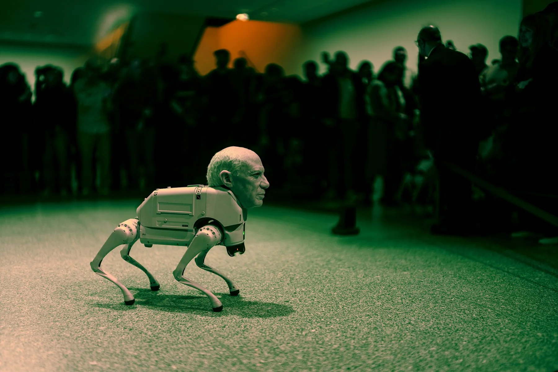 Roboterhund mit einem menschen&auml;hnlichen Kopf.