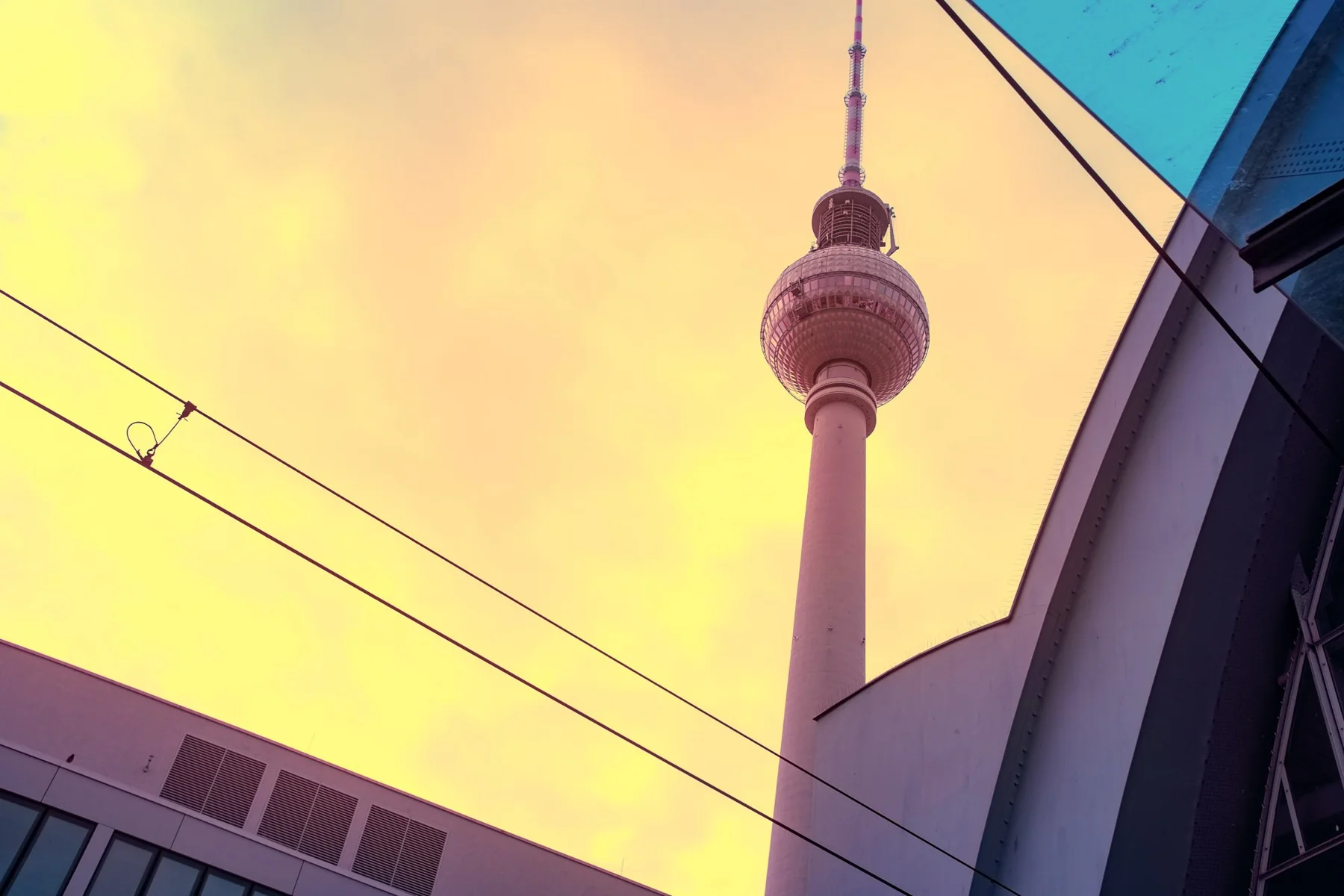 Berliner Fernsehturm vor dem Himmel.