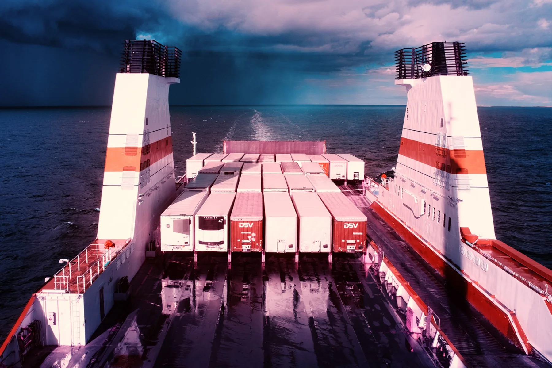Blick &uuml;ber ein F&auml;hrschiff auf das Meer.