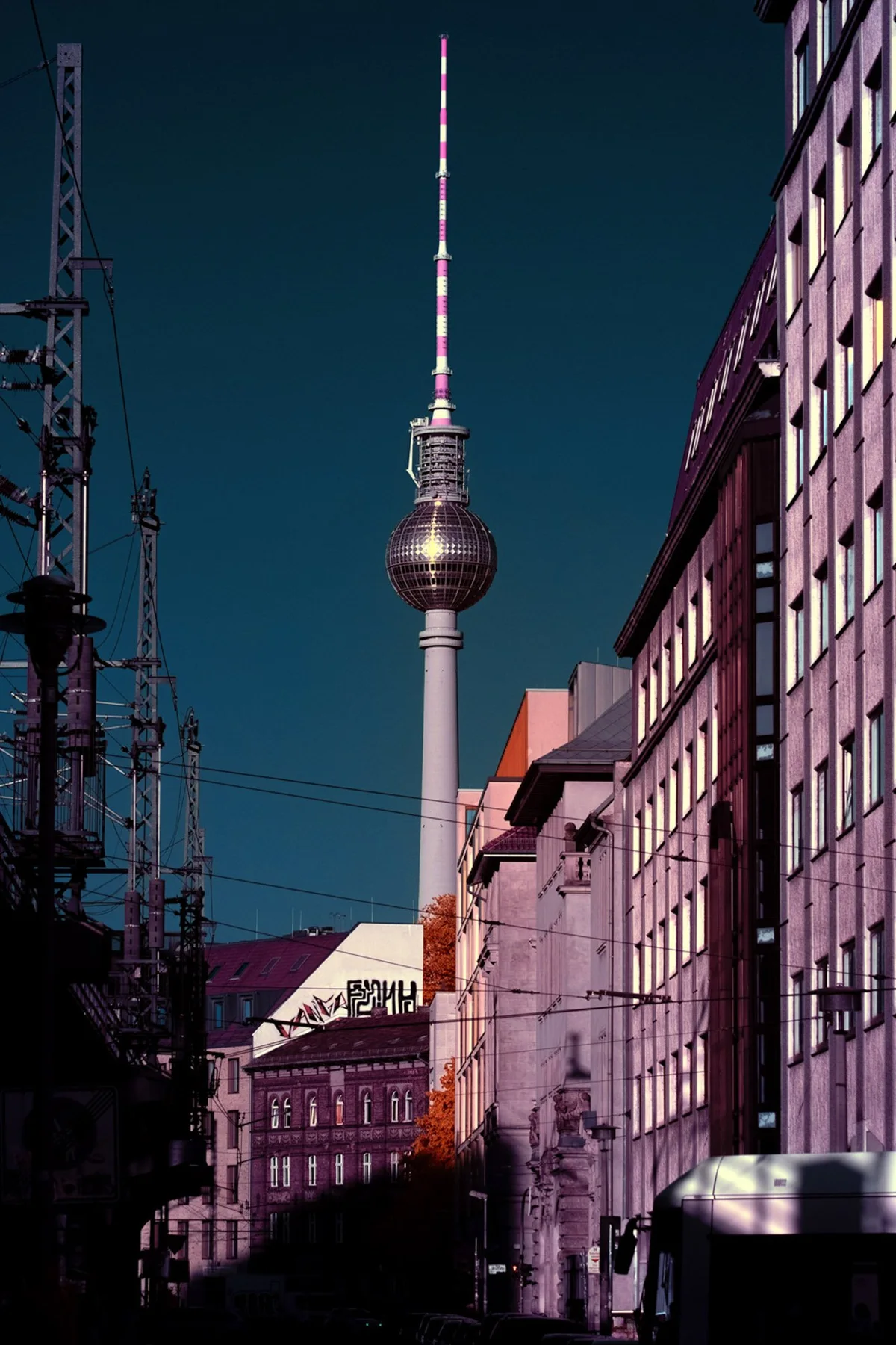 Blick durch eine Berliner Stra&szlig;e auf den Fernsehturm.