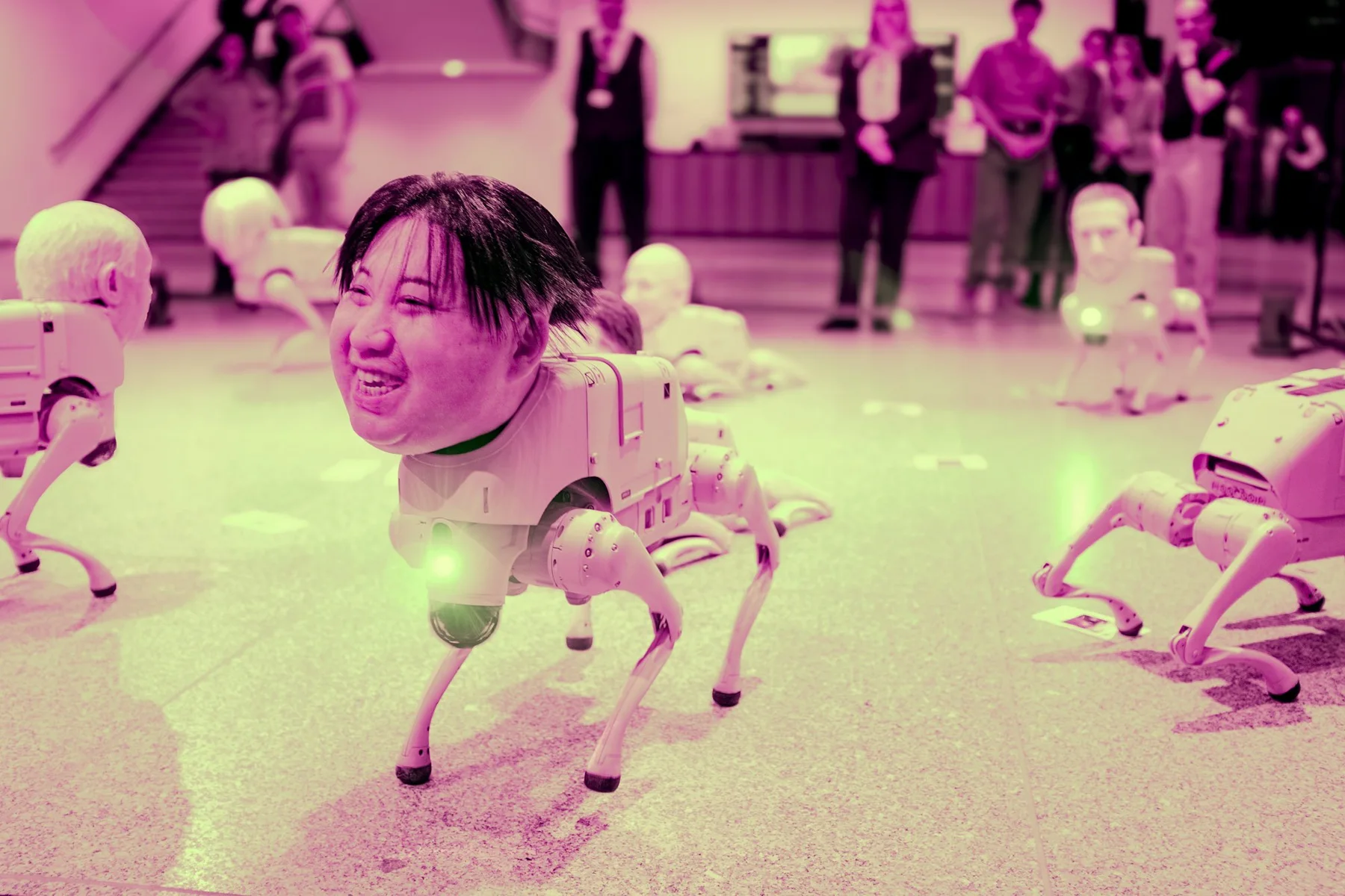 Roboterhunde mit Masken menschlicher K&ouml;pfe.