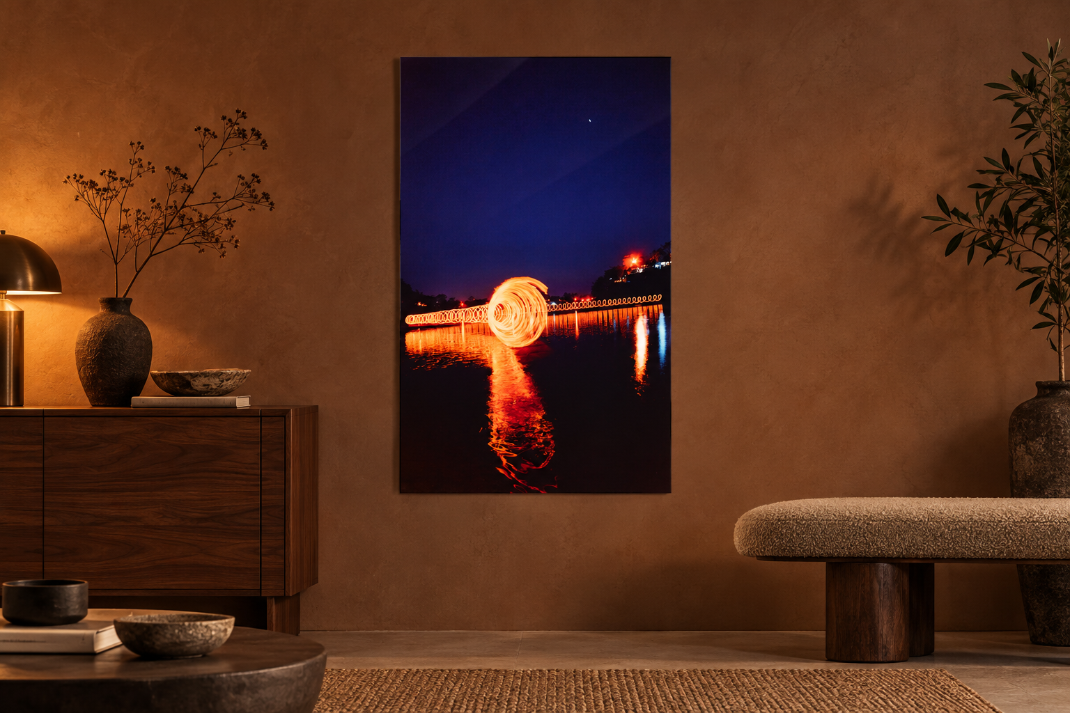 KI-generierte Raumvisualisierung – GANGA RUNNER, INDIEN im Sammlersalon. Orientierung zu Größe und Wirkung; keine fotografierte Installation.