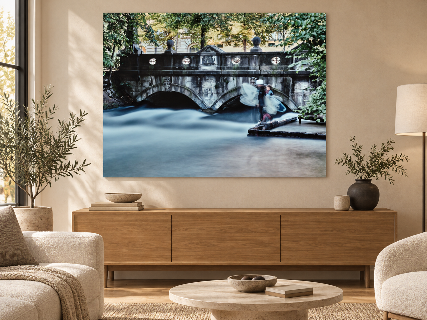 KI-generierte Raumvisualisierung – Eisbach Surfer 2, Deutschland. Darstellung dient der Orientierung zu Größe und Wirkung; keine fotografierte Installation.