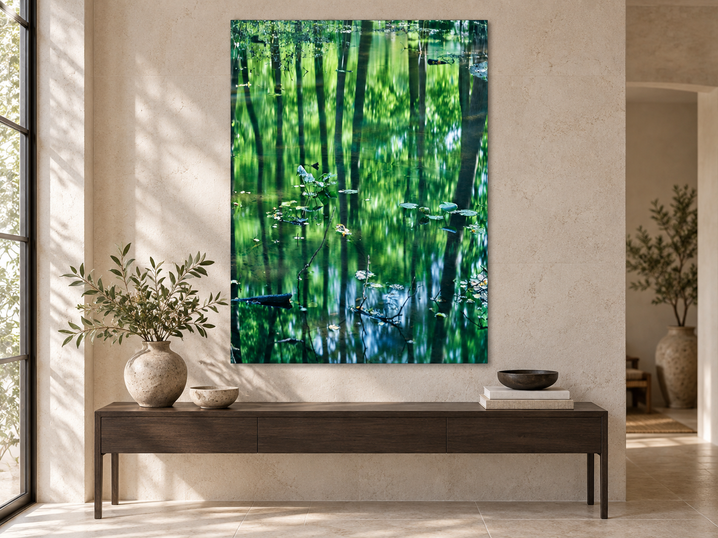 Visualisation d’intérieur générée par IA — REFLECTIONS IN THE FOREST, DEUTSCHLAND dans un espace de collection en pierre naturelle. Illustration du format et de la présence de l’œuvre ; il ne s’agit pas d’une installation photographiée.