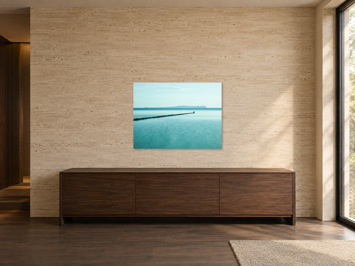 KI-generierte Raumvisualisierung – HIDDENSEE 1, DEUTSCHLAND, Edition 81 × 108 cm. Eigenständig erzeugte Raumszene; Originalwerk vollständig und unverändert, ungerahmt und wandmontiert. Die Bildachse bleibt frei von Gegenständen. Orientierung zu Größe und Wirkung; keine fotografierte Installation.