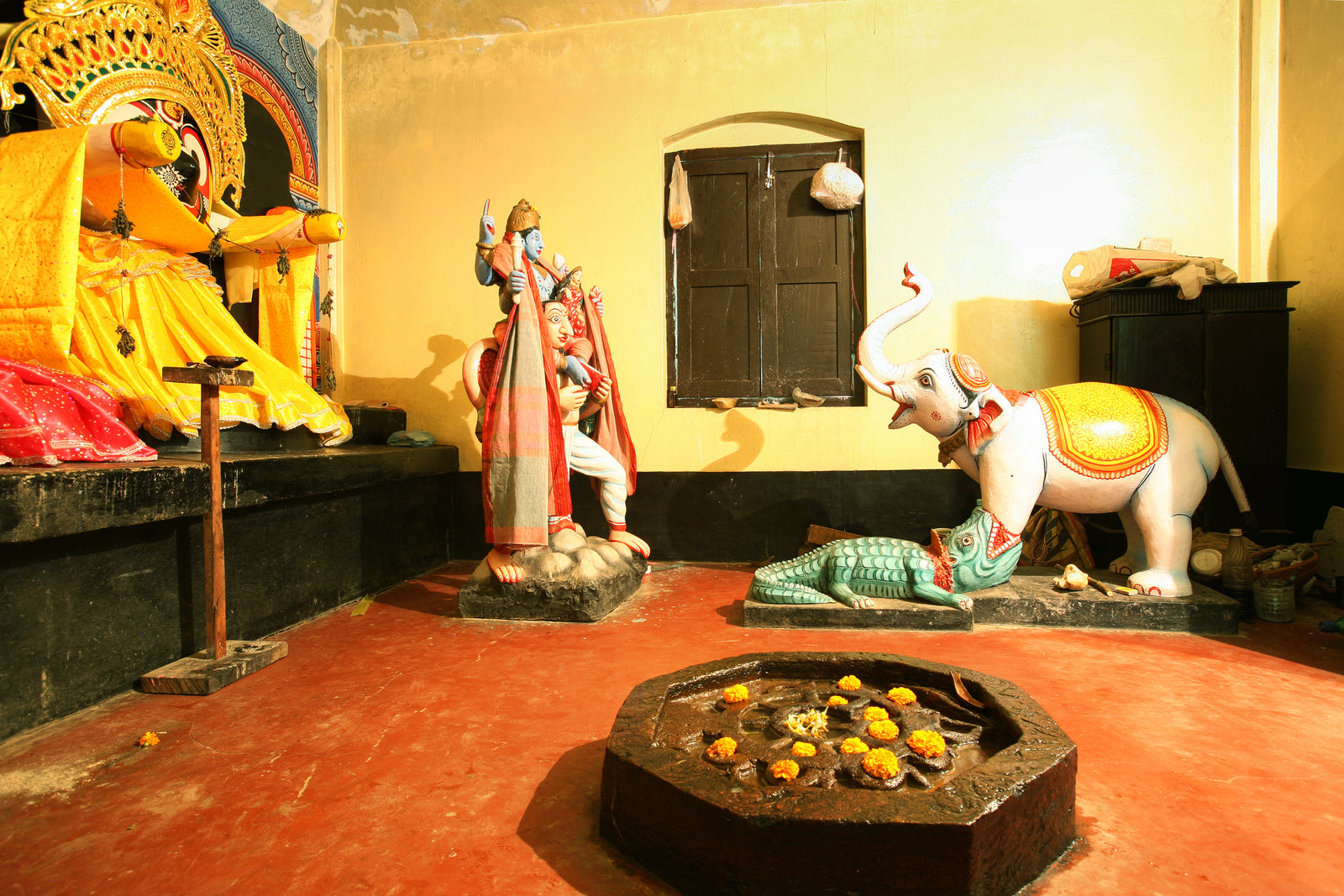 Vishnu sitting on Garuda, liberates the elephant Gajendra from the crocodile, on the left the Jagannatha-Altar, Orissa