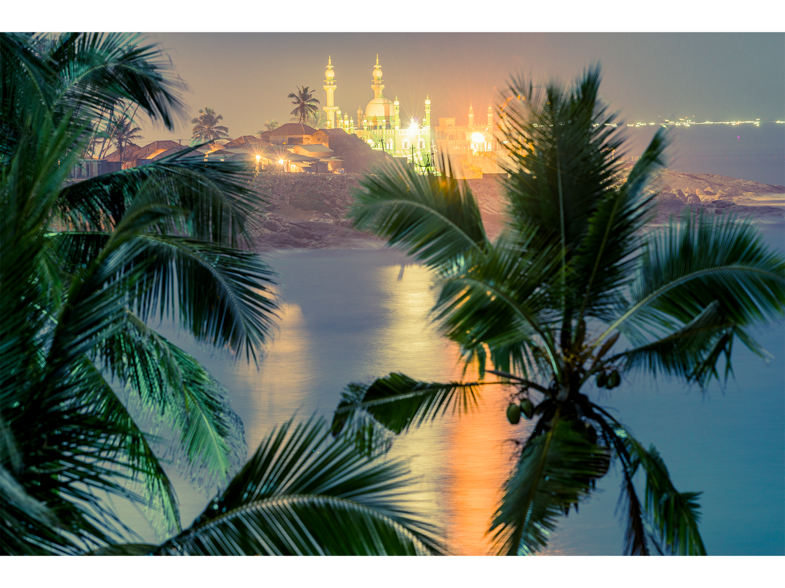 Ocean and mosque in kerala, Indien