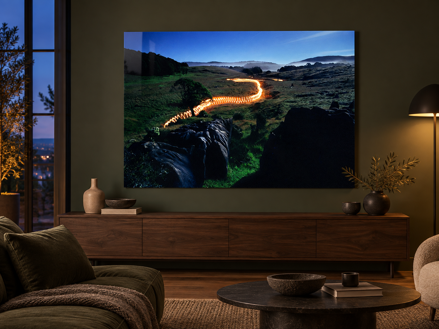 KI-generierte Raumvisualisierung – TORCHLIGHT, NEUSEELAND im abendlichen Sammlerinterieur. Orientierung zu Größe und Wirkung; keine fotografierte Installation.