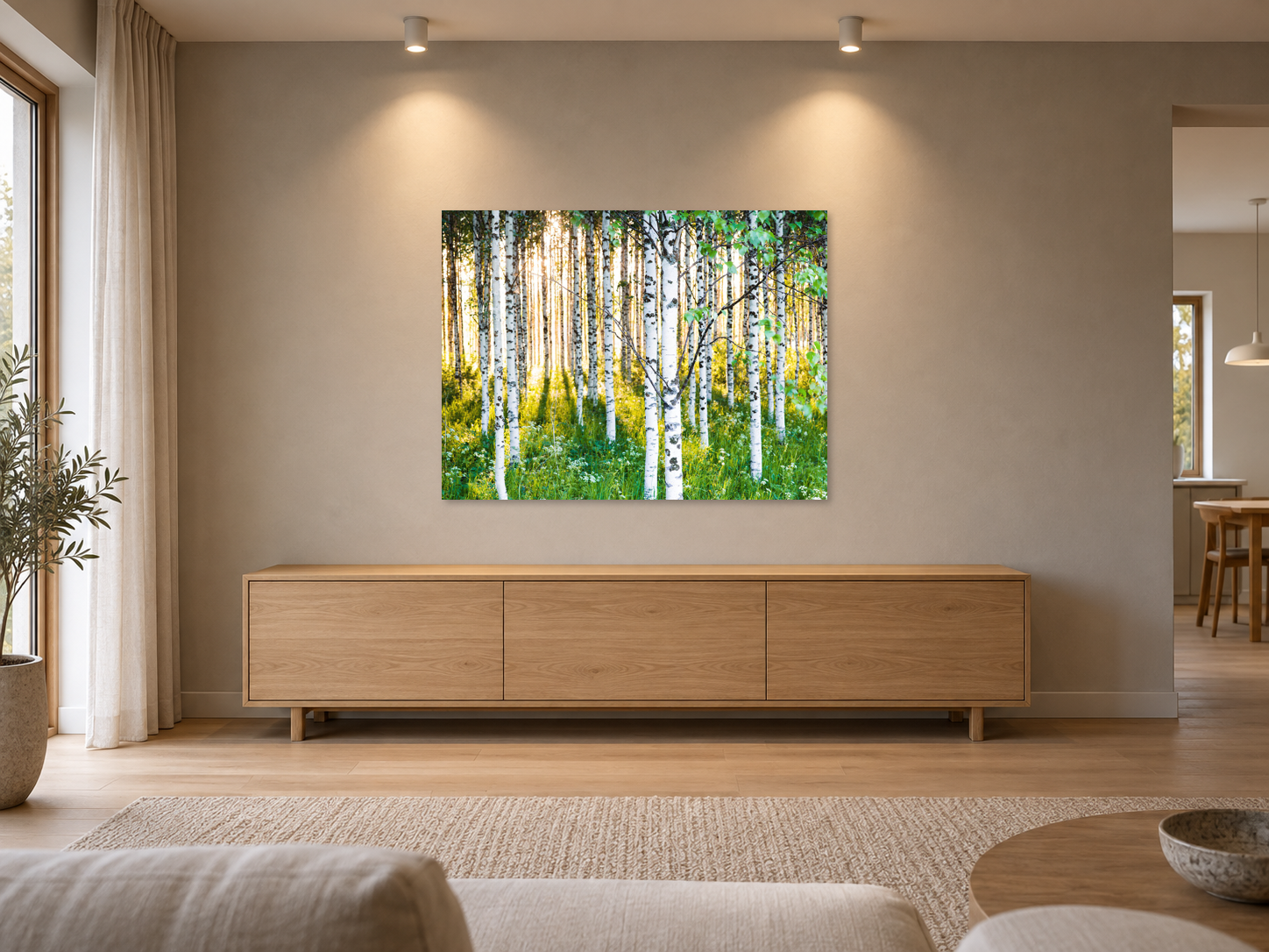 Visualisation d’intérieur générée par IA — ATMOSPHERIC BIRCH FOREST 3, FINNLAND, verre mat. Original inchangé, sans cadre, fixé au mur au-dessus d’un buffet dégagé ; lumière diffuse.