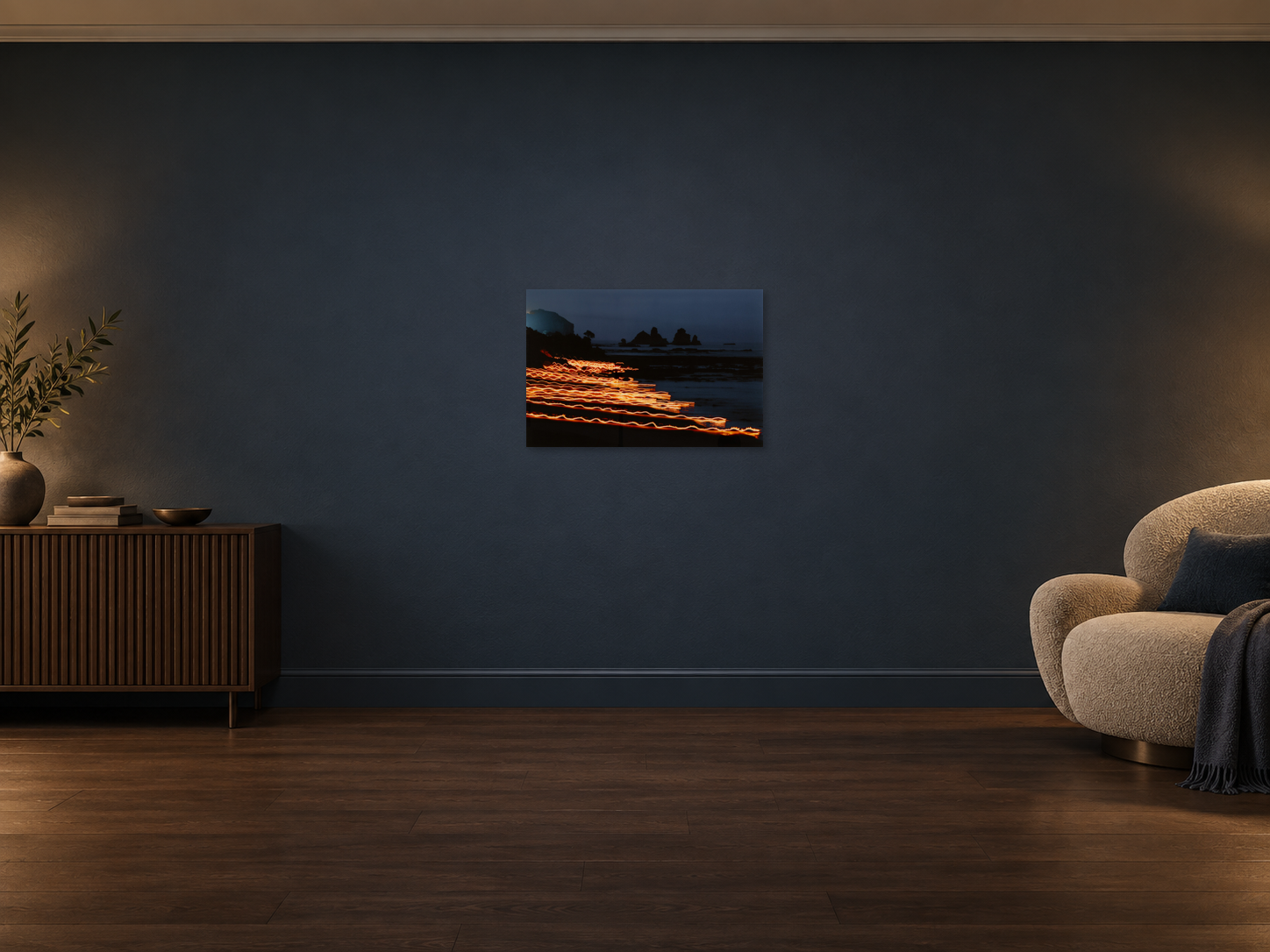 Visualisation d’intérieur – BEHIND THE LINES, NEUSEELAND, 60 × 90 cm. Original inchangé, petite œuvre au format paysage représentée à l’échelle dans un salon bleu encre.