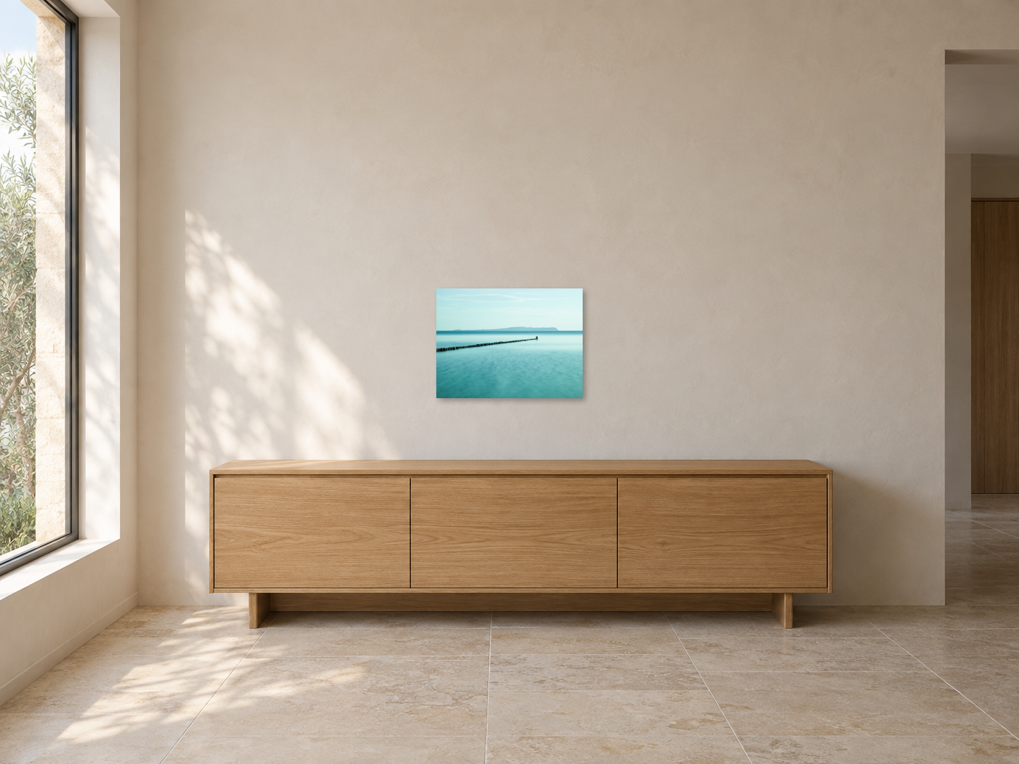 KI-generierte Raumvisualisierung – HIDDENSEE 1, DEUTSCHLAND, Edition 45 × 60 cm. Eigenständig erzeugte Raumszene; Originalwerk vollständig und unverändert, ungerahmt und wandmontiert. Die Bildachse bleibt frei von Gegenständen. Orientierung zu Größe und Wirkung; keine fotografierte Installation.
