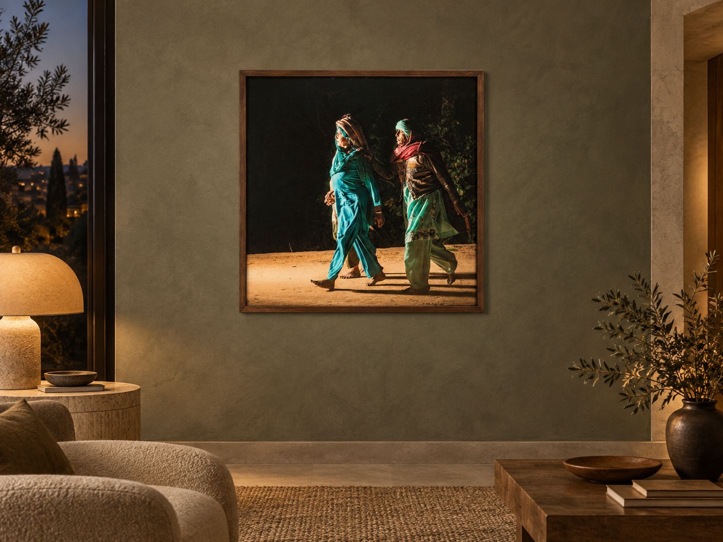 KI-generierte Raumvisualisierung – PILGRIMS AT GOVARDHAN 5, INDIEN mit realer brauner Holzrahmung. Orientierung zu Größe und Wirkung; keine fotografierte Installation.
