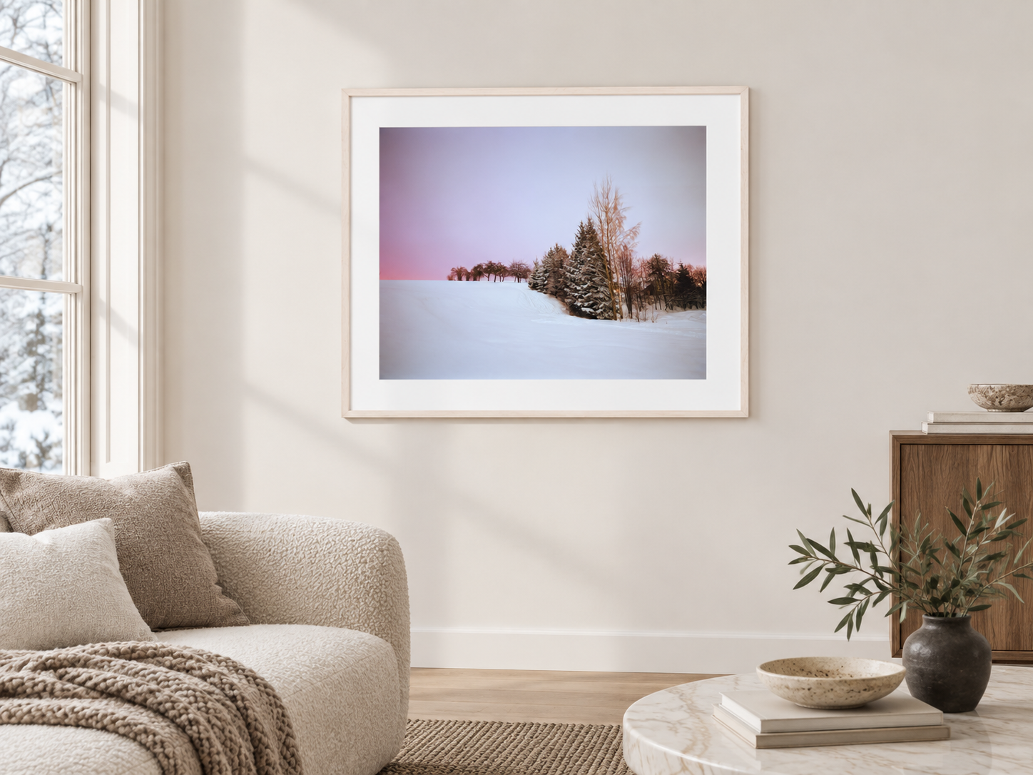 KI-generierte Raumvisualisierung – SKI HILL, DEUTSCHLAND als gerahmtes Archivwerk mit Passepartout im Winter-Sammlerraum. Orientierung zu Größe und Wirkung; keine fotografierte Installation.