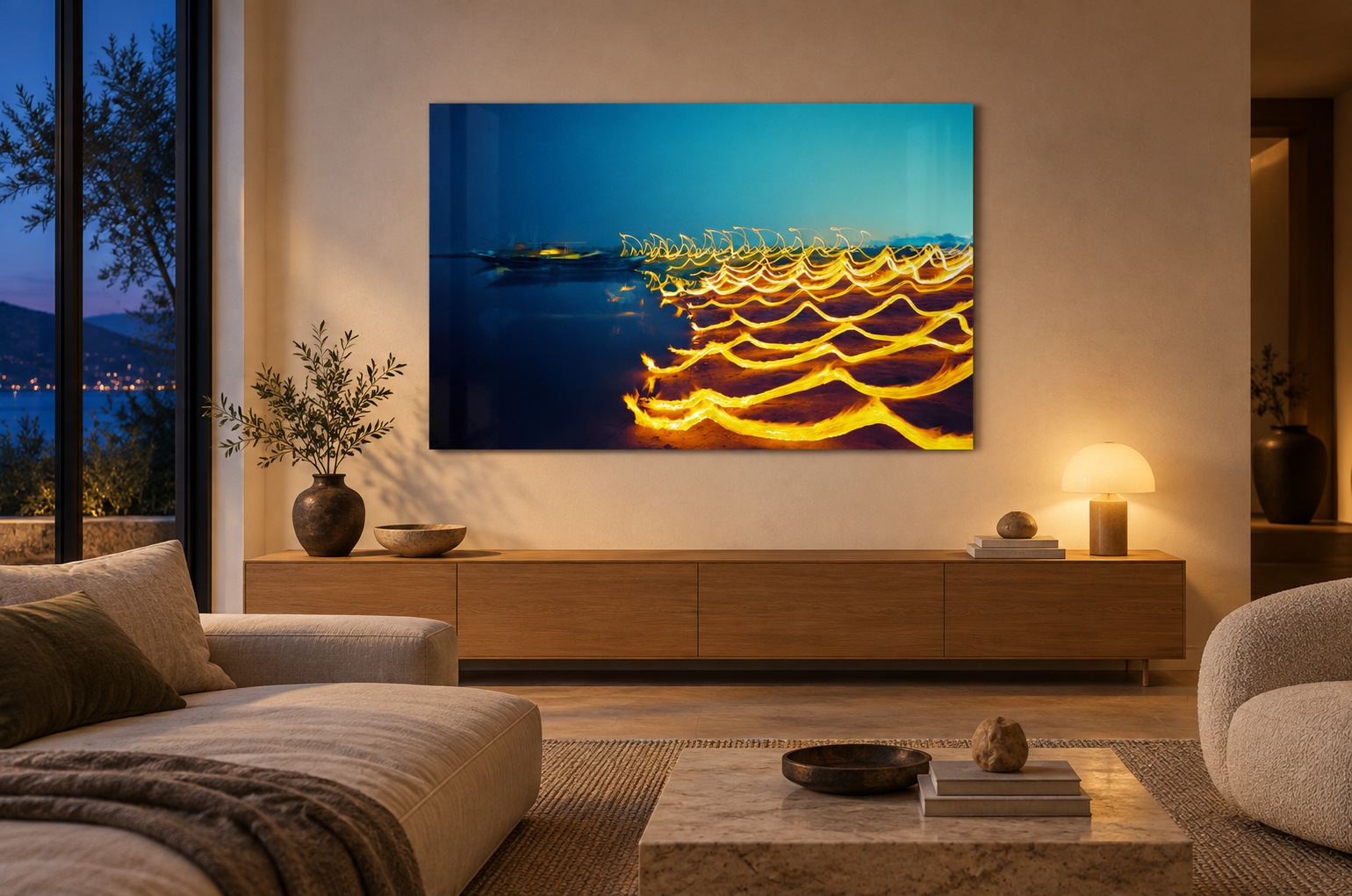 KI-generierte Raumvisualisierung – VIBRATIONS, INDIEN im Sammlerwohnraum bei blauer Stunde. Orientierung zu Größe und Wirkung; keine fotografierte Installation.