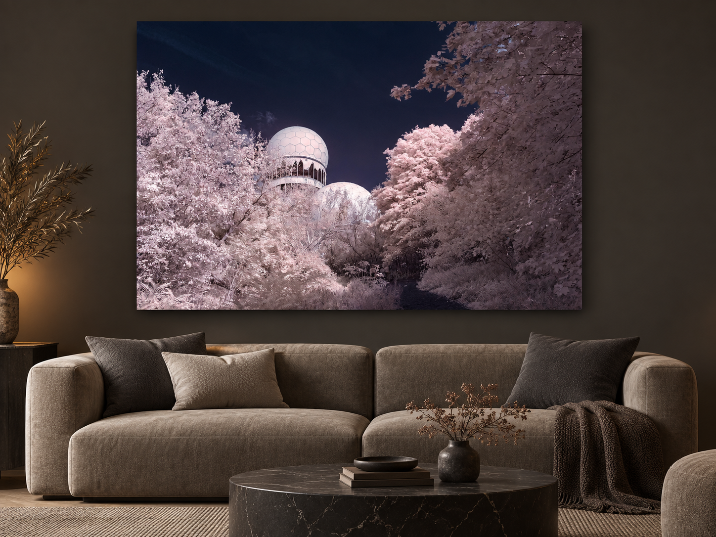 KI-generierte Raumvisualisierung – Echoes from Teufelsberg, Deutschland. Darstellung dient der Orientierung zu Größe und Wirkung; keine fotografierte Installation.