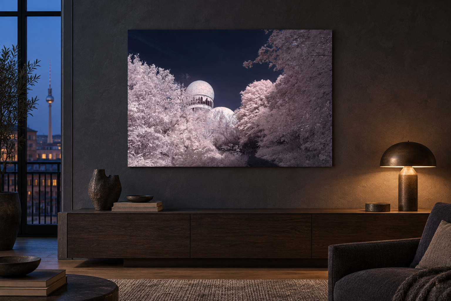 KI-generierte Raumvisualisierung – ECHOES FROM TEUFELSBERG, DEUTSCHLAND im Berliner Sammlerwohnraum. Orientierung zu Größe und Wirkung; keine fotografierte Installation.