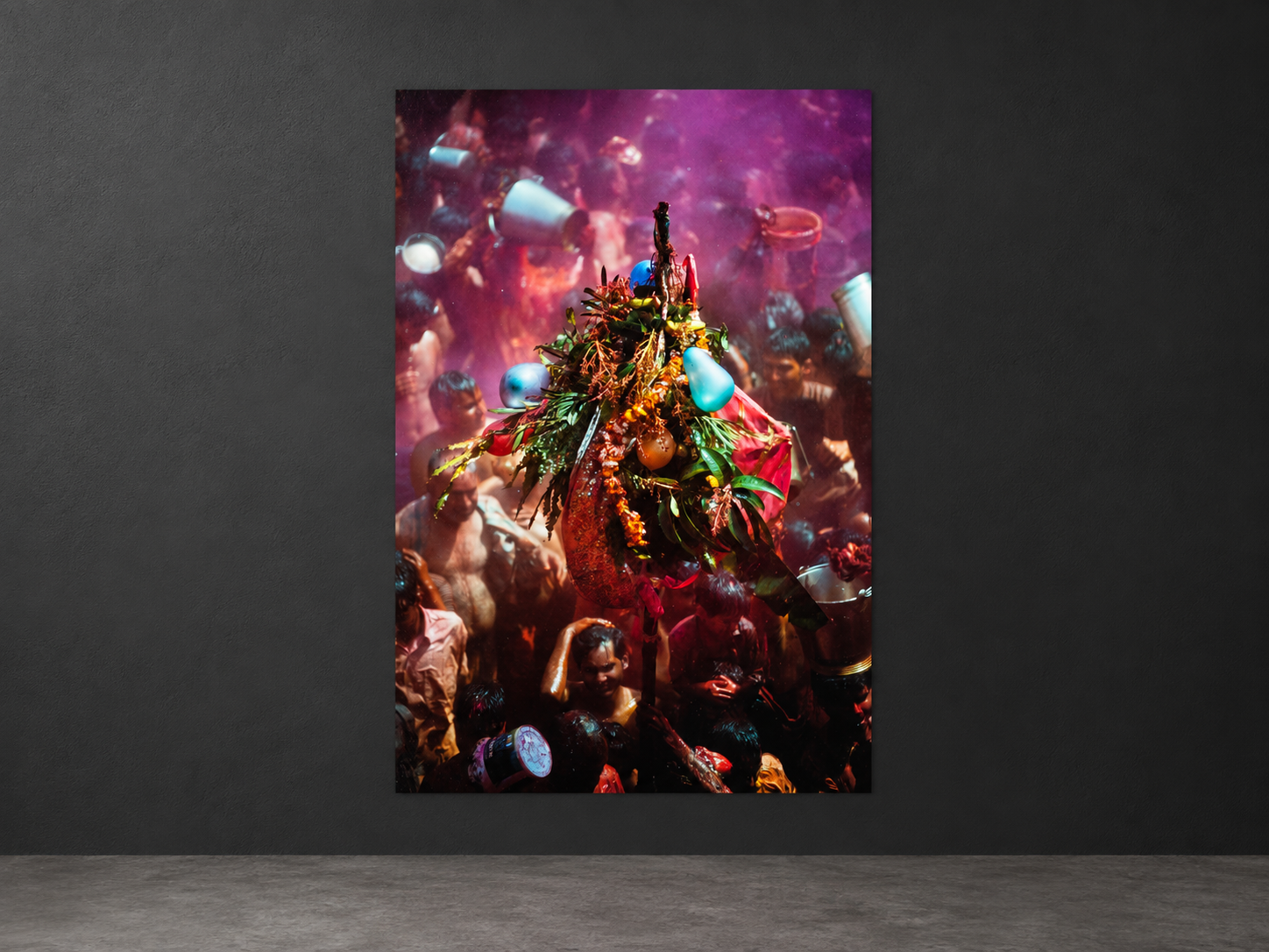 KI-generierte Raumvisualisierung – Holi 6, Indien. Darstellung dient der Orientierung zu Größe und Wirkung; keine fotografierte Installation.