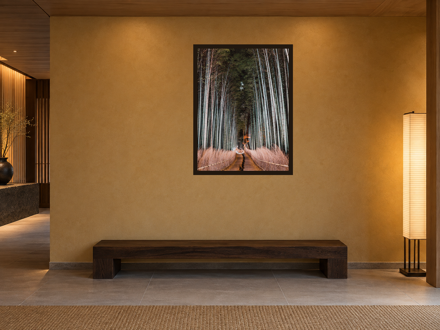 Visualisation d’intérieur générée par IA — ARASHIYAMA BAMBOO, JAPAN, 84 × 63 cm dans un hall d’hôtel aux influences japonaises et scandinaves. Indication du format et de la présence dans l’espace ; il ne s’agit pas d’une installation photographiée.