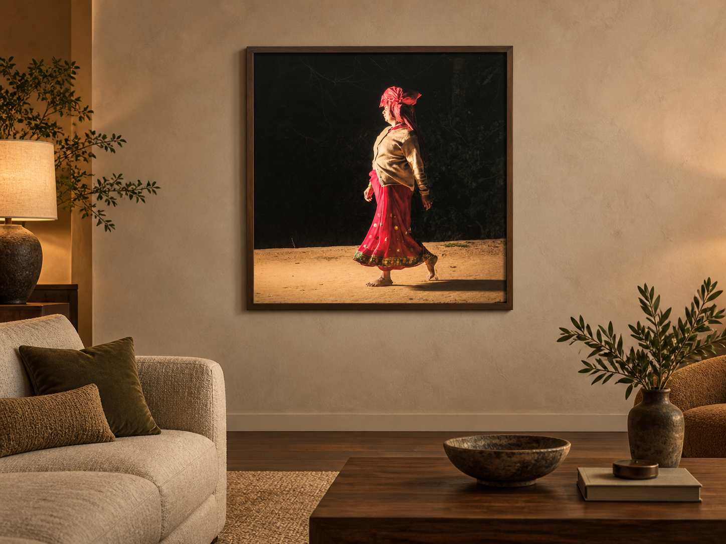 KI-generierte Raumvisualisierung – PILGRIMS AT GOVARDHAN 7, INDIEN mit realer brauner Holzrahmung. Orientierung zu Größe und Wirkung; keine fotografierte Installation.