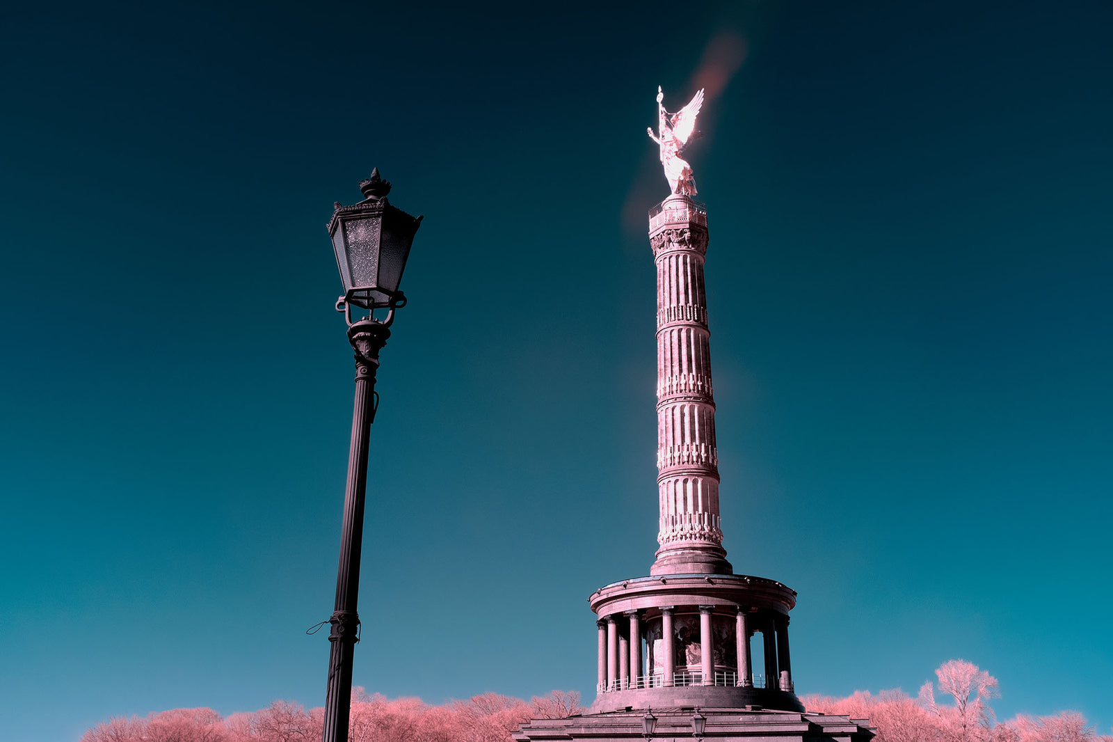 Through Time’s Lens: Infrared Imagining of Contemporary Struggles Edition, DEUTSCHLAND